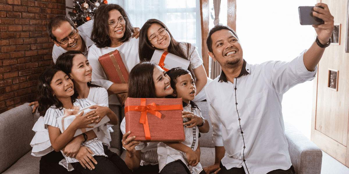 Família tirando foto com um dos melhores celulares para selfie