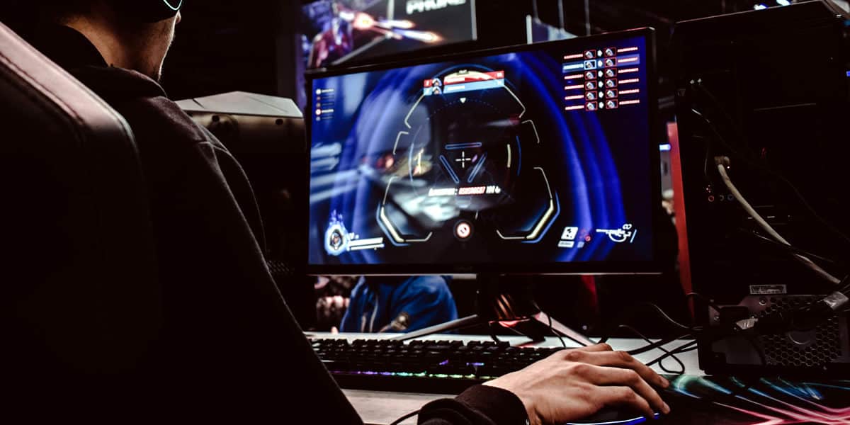 Pessoa jogando em um dos melhores PCs Gamer do mercado